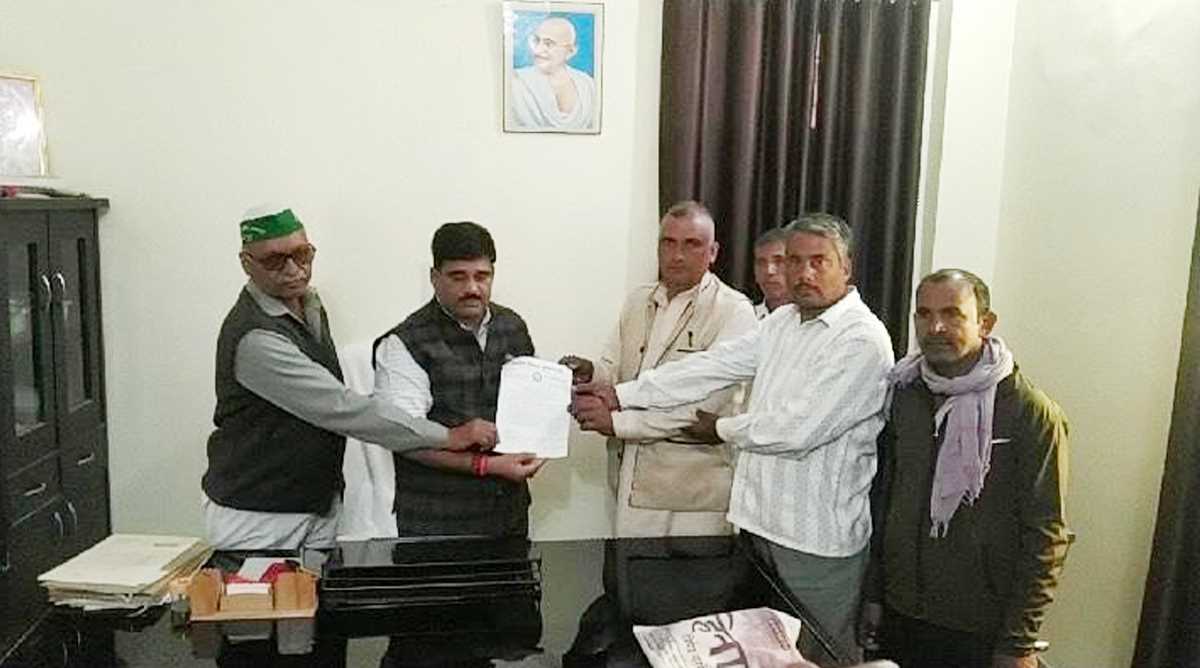 तालाबों की सफाई न होने से गांव की गलियों में भरा पानी